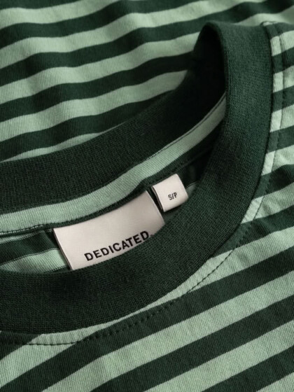 T-shirt Vadstena Stripes dark green/granite green von Dedicated. T-shirt Vadstena Stripes dark green/granite green von Dedicated.