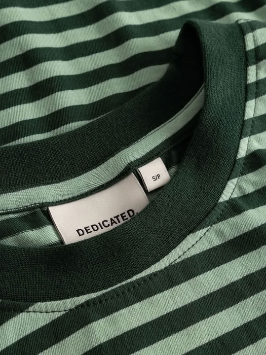 T-shirt Vadstena Stripes dark green/granite green von Dedicated. T-shirt Vadstena Stripes dark green/granite green von Dedicated.