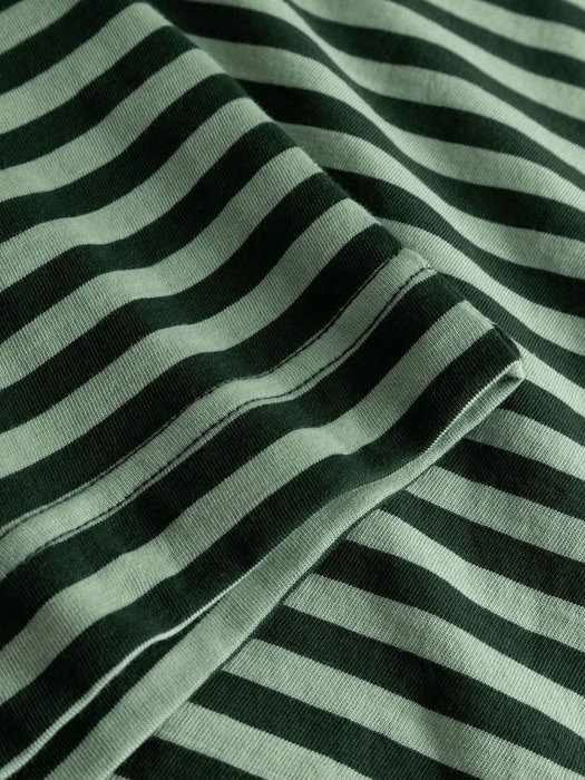 T-shirt Vadstena Stripes dark green/granite green von Dedicated. T-shirt Vadstena Stripes dark green/granite green von Dedicated.