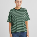 T-shirt Vadstena Stripes dark green/granite green von Dedicated. T-shirt Vadstena Stripes dark green/granite green von Dedicated.