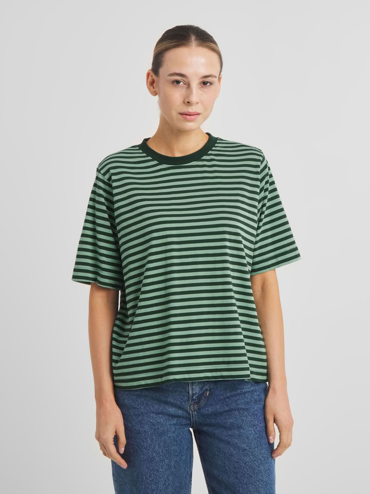 T-shirt Vadstena Stripes dark green/granite green von Dedicated. T-shirt Vadstena Stripes dark green/granite green von Dedicated.
