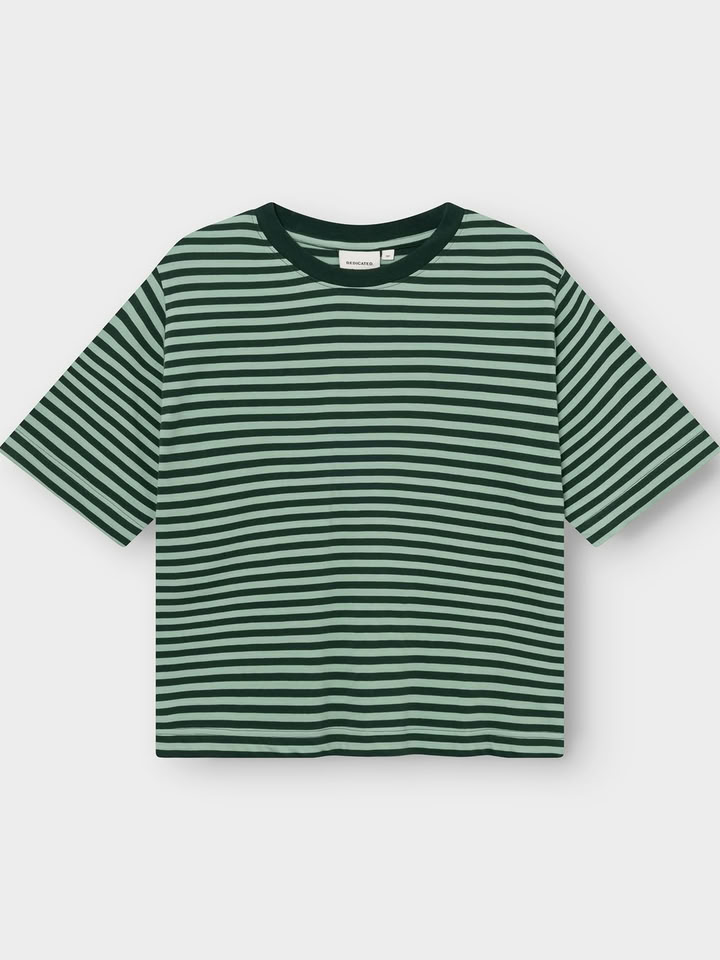 T-shirt Vadstena Stripes dark green/granite green von Dedicated. T-shirt Vadstena Stripes dark green/granite green von Dedicated.