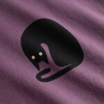 T-shirt Visby Curious Cat berry purple von Dedicated. T-shirt Visby Curious Cat berry purple von Dedicated.