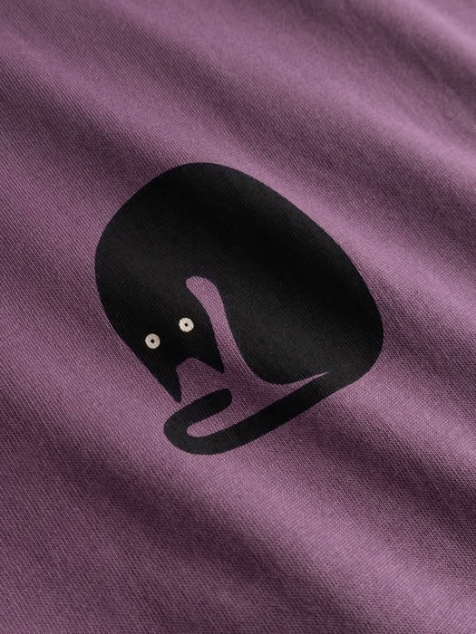 T-shirt Visby Curious Cat berry purple von Dedicated. T-shirt Visby Curious Cat berry purple von Dedicated.