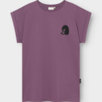 T-shirt Visby Curious Cat berry purple von Dedicated. T-shirt Visby Curious Cat berry purple von Dedicated.