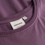 T-shirt Visby Curious Cat berry purple von Dedicated. T-shirt Visby Curious Cat berry purple von Dedicated.