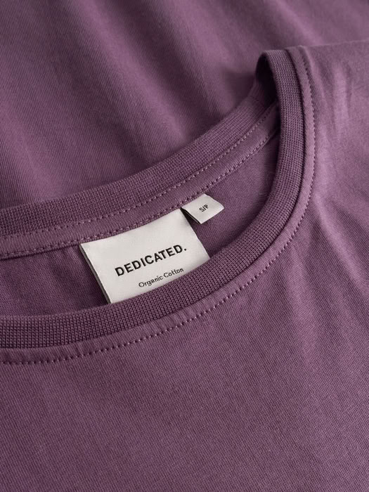 T-shirt Visby Curious Cat berry purple von Dedicated. T-shirt Visby Curious Cat berry purple von Dedicated.