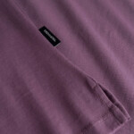 T-shirt Visby Curious Cat berry purple von Dedicated. T-shirt Visby Curious Cat berry purple von Dedicated.