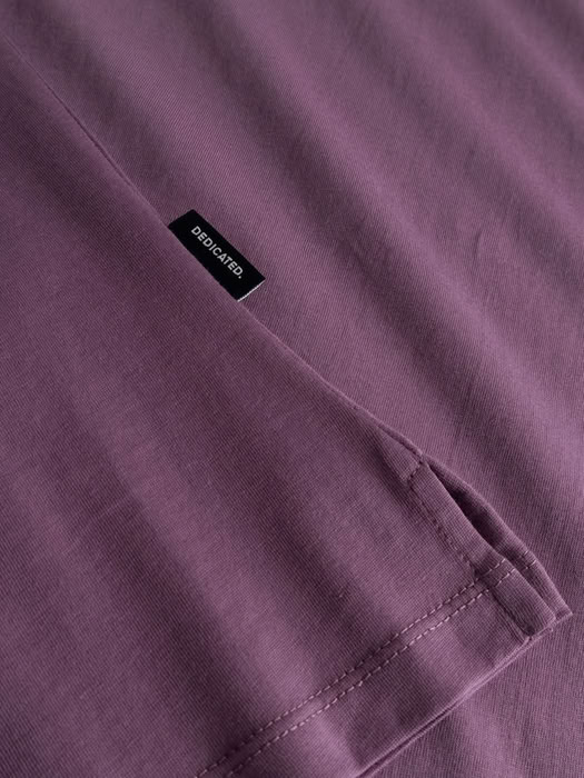 T-shirt Visby Curious Cat berry purple von Dedicated. T-shirt Visby Curious Cat berry purple von Dedicated.