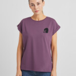 T-shirt Visby Curious Cat berry purple von Dedicated. T-shirt Visby Curious Cat berry purple von Dedicated.