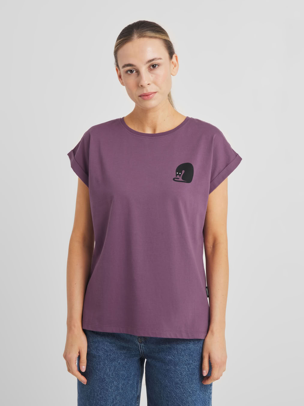 T-shirt Visby Curious Cat berry purple von Dedicated. T-shirt Visby Curious Cat berry purple von Dedicated.