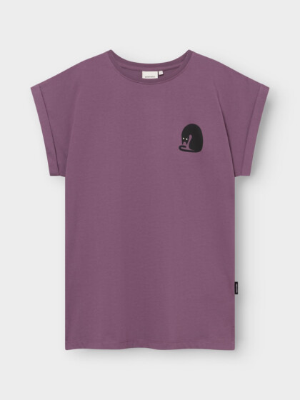 T-shirt Visby Curious Cat berry purple von Dedicated. T-shirt Visby Curious Cat berry purple von Dedicated.